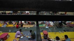 Thailändische Einwohner, die nach den Zusammenstößen zwischen thailändischen und kambodschanischen Soldaten aus ihren Häusern geflohen sind, ruhen sich in einem Evakuierungszentrum in der thailändischen Provinz Surin aus.