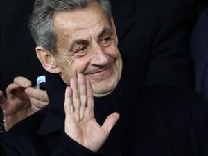 Der ehemalige französische Staatspräsident Nicolas Sarkozy winkt auf der Tribüne vor dem Spiel Paris Saint-Germain gegen Tottenham Hotspur im Parc des Princes (Symbolbild).