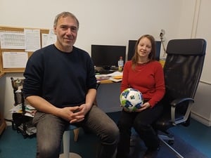 Spendenserie "Menschen helfen", links Lisa Behr, rechts Gerold Ramos. Der Verein „NeNa“ mit dem Projekt „Brücke zu Fußballvereinen – Übergänge schaffen für Kinder aus Geflüchteten-Unterkünften“.