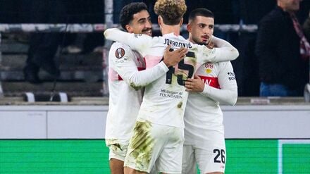 Tiago Tomás jubelt über sein Tor zum 2:0.