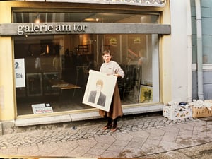 Ute Samtleben 1991 vor ihrer Galerie in der Brandenburger Straße 66. Der Name am Fenster stammt noch den Vorgängern. Gemietet hatte Samtleben die Räume zum 1. April 1990 vom VEB Umweltgestaltung und Bildende Kunst.