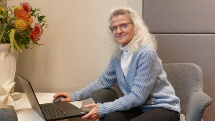 Maren Wroblewski nutzt oft ihren privaten Laptop fürs Ehrenamt – und auch für dieses Foto.