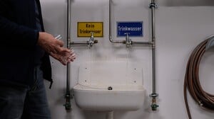 Im Keller des Studierendenwohnen sind die unterschiedlichen Wasserhähne gekennzeichnet.