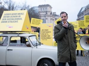 FDP-Parteichef Christian Dürr demonstriert im November vor dem Bundestag gegen die Politik der Bundesregierung.