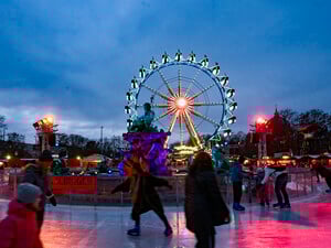 Stimmungsvoll beleuchtet ist der Weihnachtsmarkt „Berliner Weihnachtszeit“ mit seiner Eisbahn für Schlittschuhläufer vor dem Roten Rathaus am Alexanderplatz.