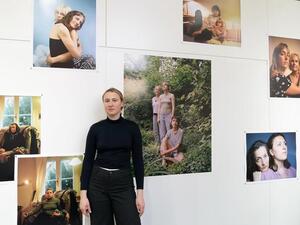 Foto-Künstlerin Marie Eberhardt porträtiert Mütter und Töchter aus Berlin-Lichtenberg.