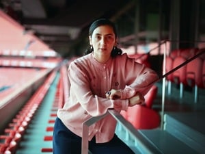 Khalida Popal war Nationalspielerin, heute unterstützt sie junge afghanische Fußballerinnen.