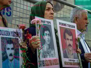 Angehörige von verschwundenen Männern mit Plakaten in Istanbul.