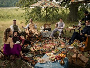 Miss Sophie (Alicia von Rittberg) hat ihre Verehrer um sich versammelt.