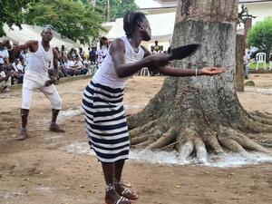 Vorführung des Löffeltanzes im Hof des Musée des Civilsations in Abidjan.