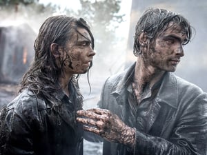 Öl ist ein dreckiges Geschäft: Bauerntochter Johanna Lambert (Harriet Herbig-Mattern) und ihre Jugendliebe Richard Pape (Aaron Hilmer) bekommen das zu spüren.