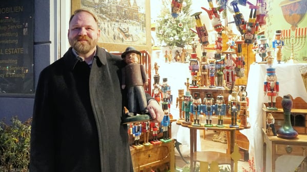 Antiquitätenhändler Marco Galler verkauft in Berlin-Charlottenburg einige Tausend Nussknacker.