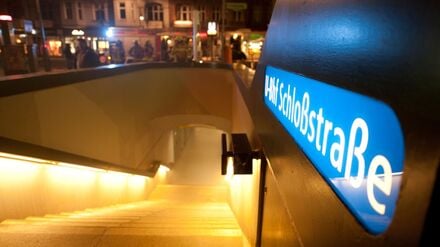 Blick in Zugang zum U-Bahnhof Schloßstraße.