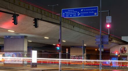 Die A100-Brücke über die Mecklenburgische Straße soll bei eingschränktem Verkehr saniert werden. (Archivbild)