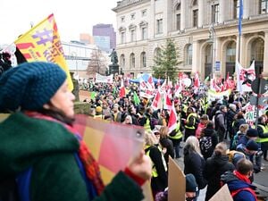 Streikende stehen während eines Warnstreiks im öffentlichen Dienst in Berlin vor dem Abgeordnetenhaus.