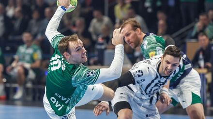 Welthandballer Mathias Gidsel kommt gegen Kiel akrobatisch zum Abschluss.