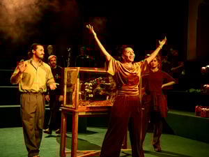 Die Gewinnerin. Unternehmerin Lolo Lopachin (Tina Ajala) ersteigert den Garten. Onkel Gerald (Markus Schott) darf dazu klatschen.