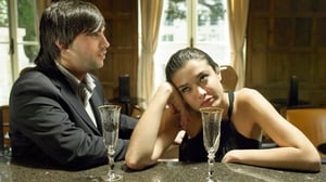 Ein gelangweilt wirkendes Paar mit leeren Sektgläsern (Symbolbild).