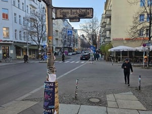 Für manche ein Sehnsuchtsort, für andere einfach nur schlimm: die Simon-Dach-Straße.