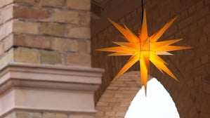 Ein Herrnhuter Stern an der Kirche Bornstedt in Potsdam.