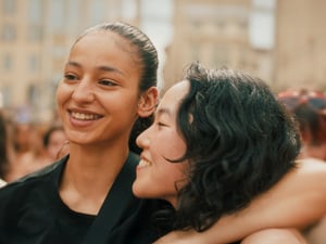 Nadia Melliti (links mit mit Ji-Min Park) als Fatima in Hafsia Herzis Film „Die jüngste Tochter“.