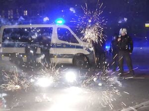 Alle Jahre wieder: Die Berliner Polizei wird mit Feuerwerkskörpern attackiert