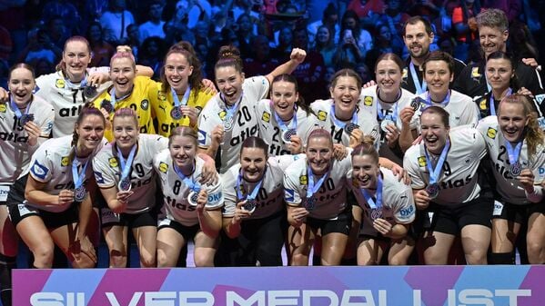 Die deutschen Handballerinnen freuen sich über WM-Silber.
