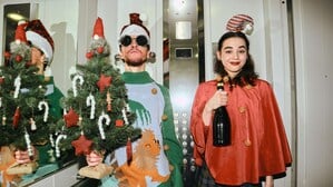 Freunde auf dem Weg zu einer Weihnachtsparty (Symbolbild)