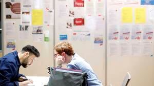 Auf Jobsuche. Die Zahl der Menschen, die keine passende Arbeit finden, bleibt hoch – trotz vieler offener Stellen.