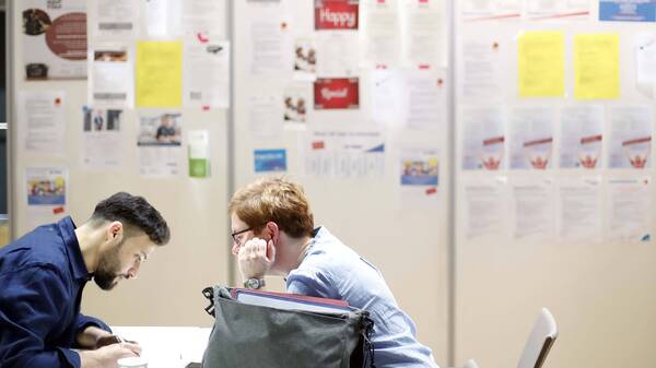 Auf Jobsuche. Die Zahl der Menschen, die keine passende Arbeit finden, bleibt hoch – trotz vieler offener Stellen.