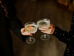 Zum Jahreswechsel boomt der Champagner-Verkauf. Eigenmarken der Lebensmittelriesen versprechen Prickeln unter 20 Euro. Unser Weinexperte hat sie probiert.