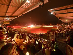 Alle drei Haupttribünen im Stadion waren gut gefüllt mit Menschen, die gemeinsam singen wollten.