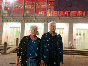 Es schneit. Von links: Kriminalhauptkommissar Ivo Batic (Miroslav Nemec) und Kriminalhauptkommissar Leitmayr (Udo Wachtveitl) vor dem Theater.