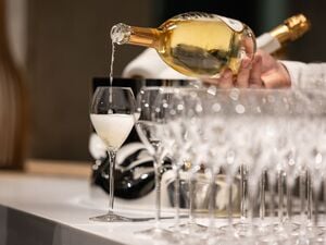 Champagner wird zum Fest gern ausgeschenkt.