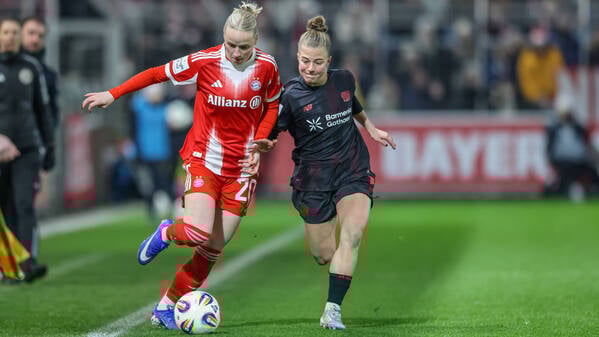 Bayerns Franziska Kett (li.) spielt bislang eine herausragende Saison und erzielte am Montagabend den ersten Treffer gegen Leverkusen.