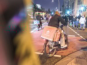 Halten sich Radkuriere in Berlin an Verkehrsregeln? Die Bezirke kontrollieren sehr unterschiedlich. Foto: Thomas Schubert