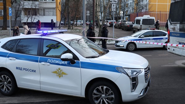 Polizeiwagen sichern in Moskau den Tatort.