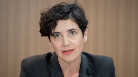 Anna-Lena von Hodenberg, Geschäftsführerin der HateAid Gmbh, spricht während einer Pressekonferenz zur Gründung der Organisation.
