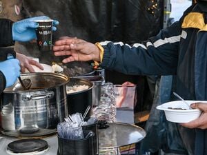 Vorbild Frank Zander: Am Leopoldplatz verteilten einige Imbisse kostenloses Essen.