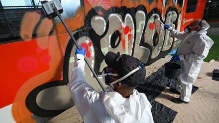 Schmierereien verursachen Millionen-Schäden bei der Bahn. (Archivbild)
