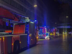 Einsatzfahrzeuge der Berliner Feuerwehr in der Nestorstraße