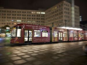 Auf Tram- und Buslinien verdichtet die BVG an Silvester das Angebot. (Archivbild)