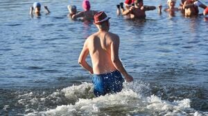 Nicht nur an Weihnachten und Neujahr baden die Berliner Seehunde bei eiskalten Temperaturen im Berliner Orankesee.