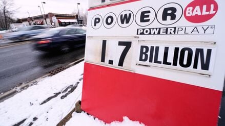 Der Jackpot des Lotteriespiels Powerball wird vor Teds State Line Mobil-Tankstelle mit 1.7 Billion (1,7 Milliarden US-Dollar) angezeigt.