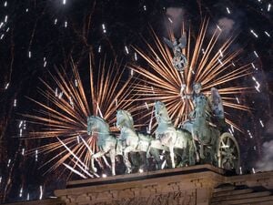 Am Brandenburger Tor wird Silvester gefeiert - mehrere Straßen sollen dafür gesperrt werden. (Archivfoto)