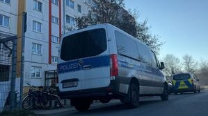 Polizeiautos stehen in einer Straße in Hellersdorf. Bei einem Großeinsatz der Polizei in Berlin-Hellersdorf ist ein Mann durch einen Schuss aus einer Polizeiwaffe verletzt worden.