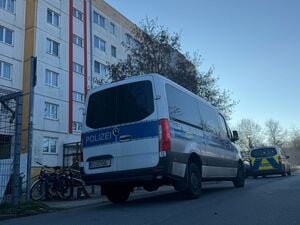 Polizeiautos stehen in einer Straße in Hellersdorf. Bei einem Großeinsatz der Polizei in Berlin-Hellersdorf ist ein Mann durch einen Schuss aus einer Polizeiwaffe verletzt worden.