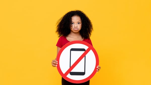 Erstmal kein Smartphone? Wenn es nach Verena Holler geht, hält sich diese junge Dame noch ein Weilchen von Social Media fern.