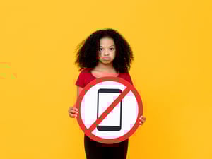 Erstmal kein Smartphone? Wenn es nach Verena Holler geht, hält sich diese junge Dame noch ein Weilchen von Social Media fern.