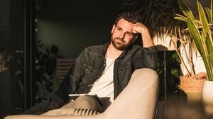 Ein Mann sitzt allein auf einer Couch